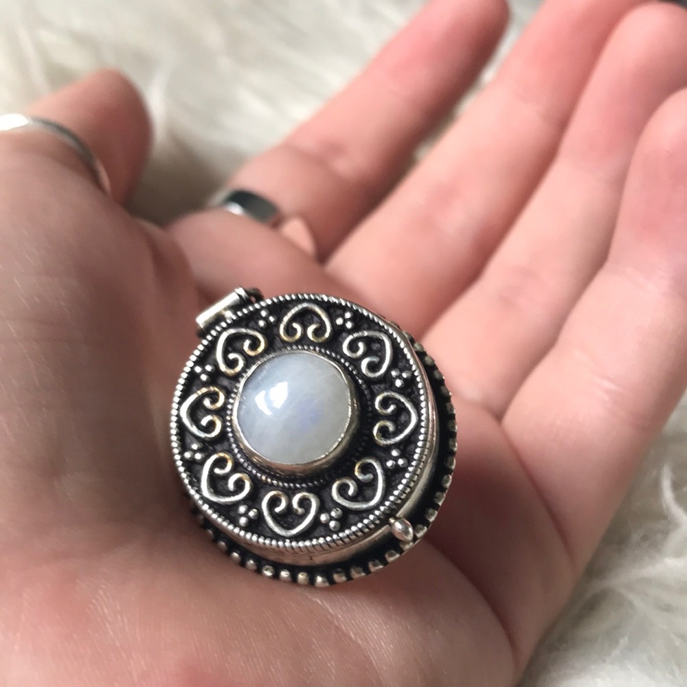 Poison / Pill Box Stash Locket Ring - Picture 8 of 8